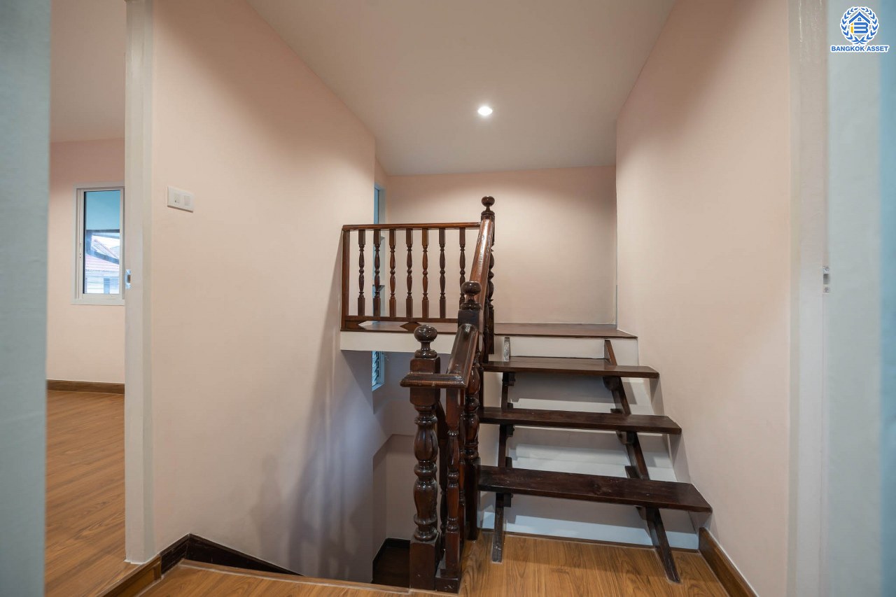 บ้านมือสองตกแต่งใหม่ โครงการ ดอนเมืองวิลล่า2 เพิ่มสิน บ้านแฝดหลังใหญ่ เนื้อที่ 39 ตร.ว. พื้นที่ใช้สอยเยอะถึง 240 ตร.ม. ฟังก์ชัน 3 ห้องนอน 2 ห้องน้ำ 1 ห้องอเนกประสงค์ จอดรถได้ 2 คัน บนทำเลเดินทางสะดวก เชื่อมต่อถ.สายไหม, ถ.พหลโยธิน ใกล้รถไฟฟ้าสายสีเขียว "สถานีสะพานใหม่" และทางด่วน "ฉลองรัช" รายล้อมด้วยสิ่งอำนวยความสะดวกครบครัน